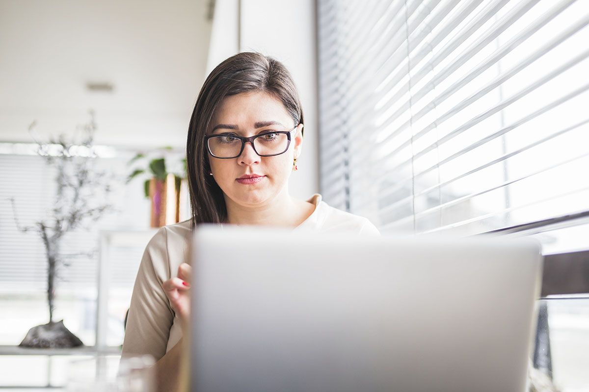 Lentes biconvexos - mujer delante de portátil